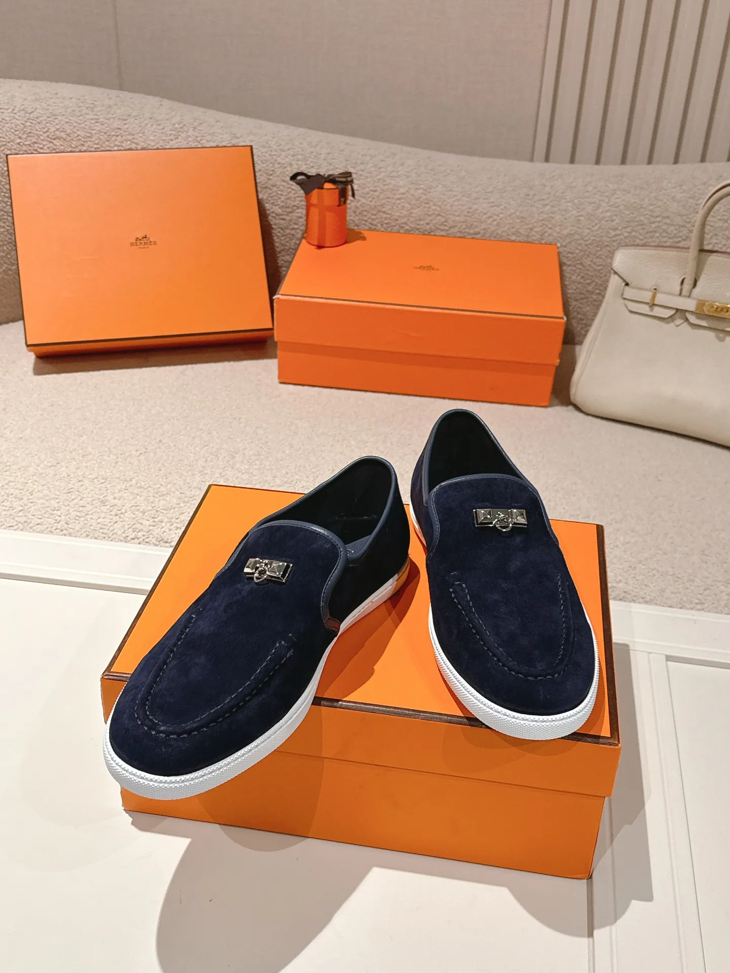 Men's Men's Shoes 600💰 Hermes# Couple Studded Loafers Calfskin and suede goatskin lace-up free sneakers with signature "H" detail. The design is simple and smooth, creating a fashionable urban look. It is comfortable and versatile. H family classics are not outdated, and the delivery counter is exquisitely packaged🛍📦 Fabric: Original customized imported first-layer cowhide/cow down Lining: Imported soft sheepskin Sole: Original open-molded anti-slip TPU material Size: 35-45